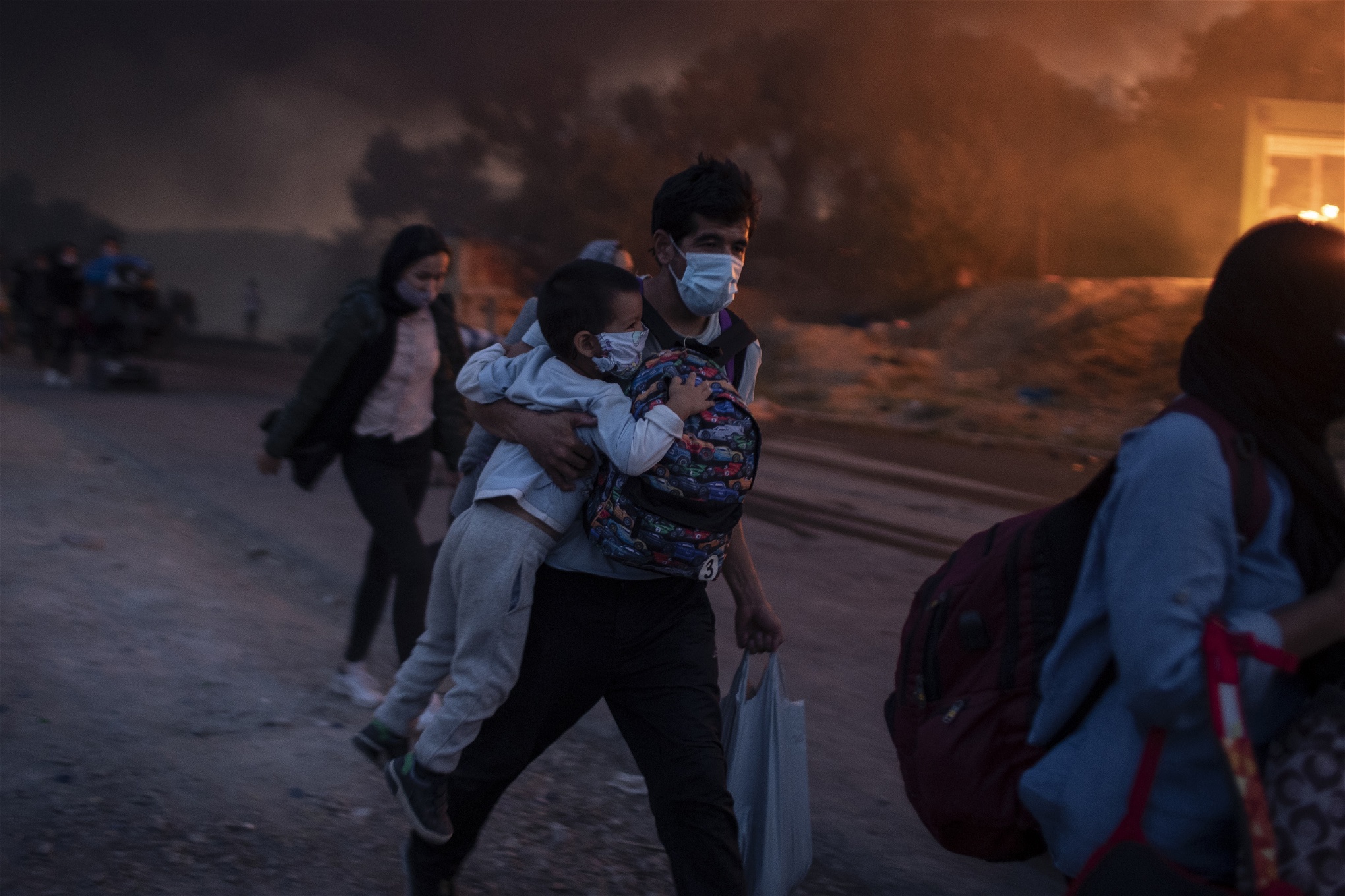 Migranter flyr branden under onsdagen. Foto: Petros Giannakouris/TT
