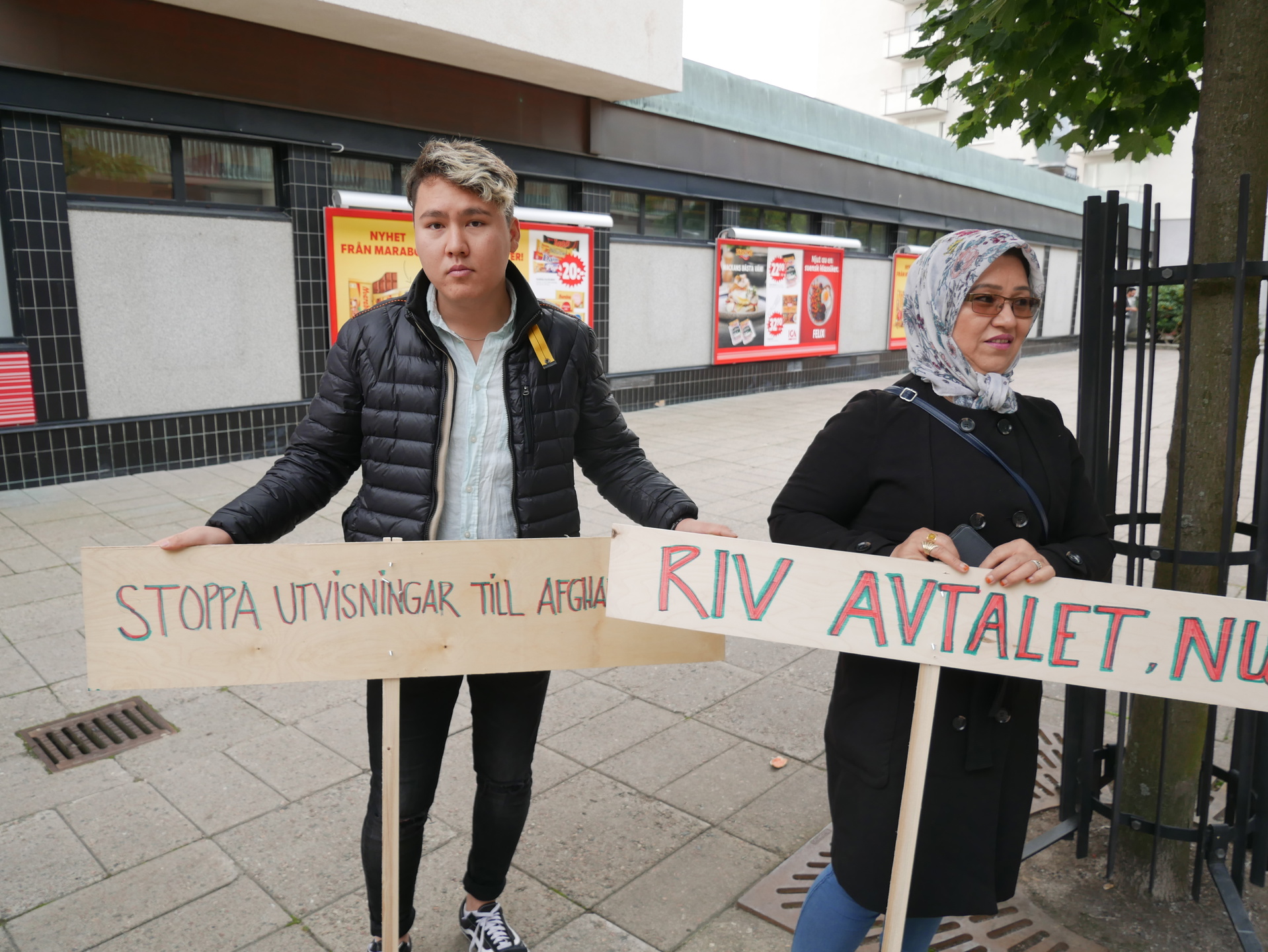 Foto: Julia LindblomMohammed Sadeqi är 20 år. Han tog studenten i somras och arbetar på en stor butikskedja i Stockholm. Nu riskerar han utvisning för att han kom två veckor för sent för att omfattas av Gymnasielagen.