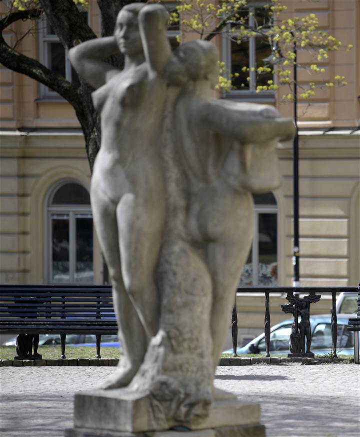 Statyn Systrarna på Mosebacke torg föreställande två nakna kvinnor rygg mot rygg. 