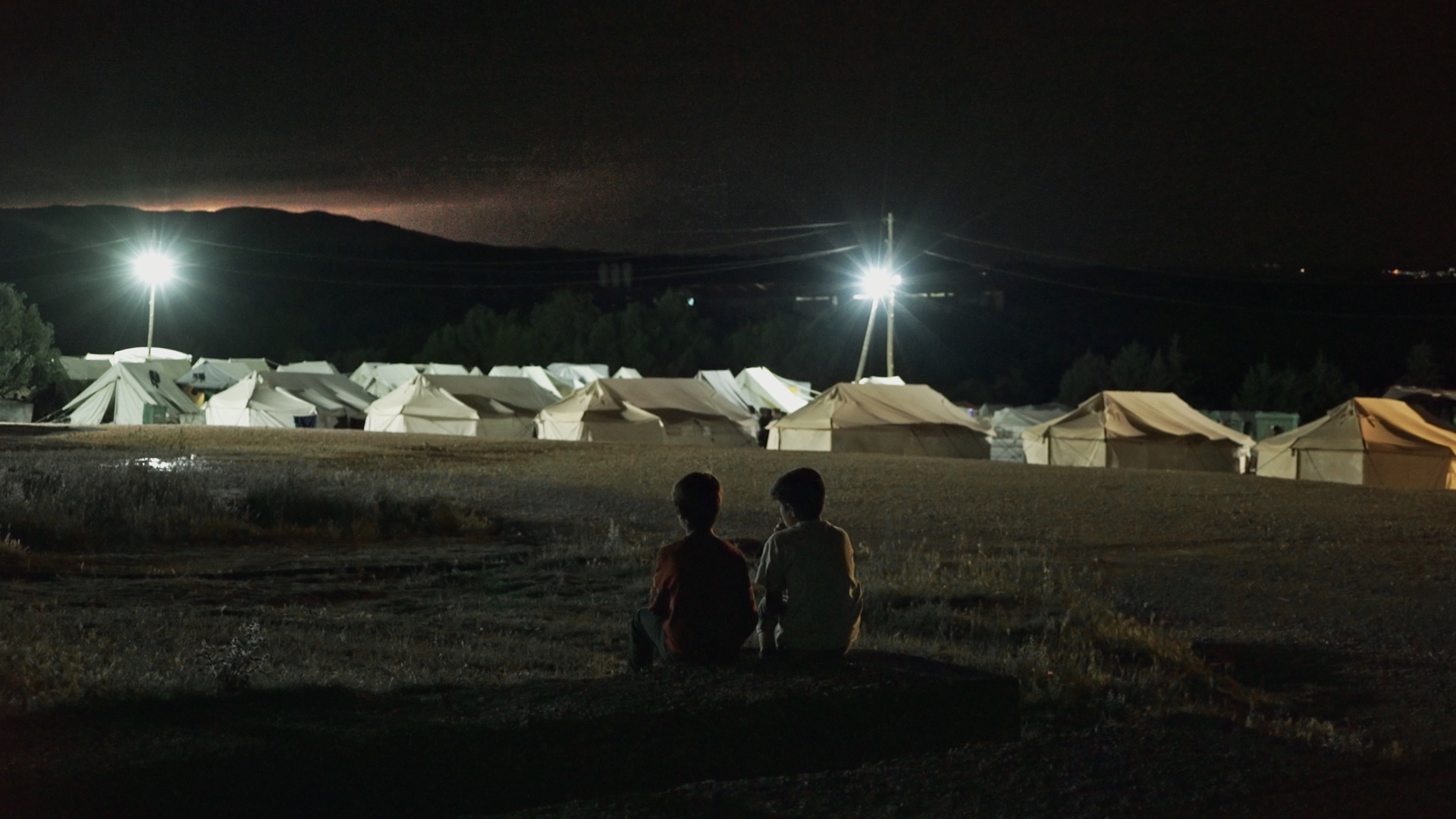 Pojkarna Sabek och Musafer framför flyktinglägret Idomeni.