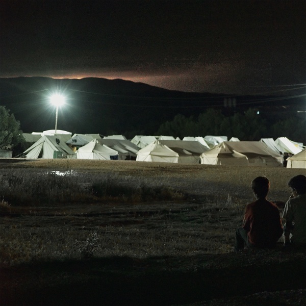 Pojkarna Sabek och Musafer framför flyktinglägret Idomeni.