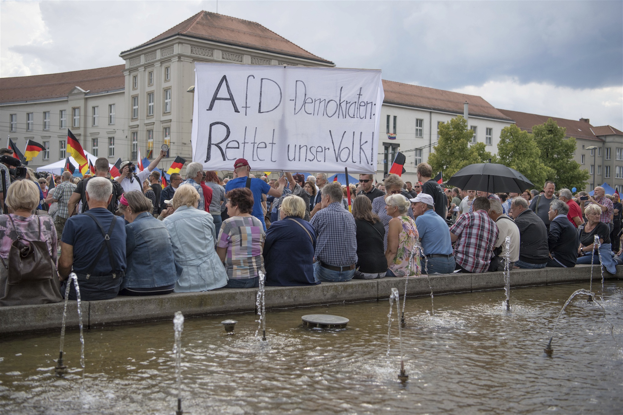 Anhängare till det rasistiska partiet Alternativ för Tyskland under en demonstration i staden Cottbus förra sommaren.
