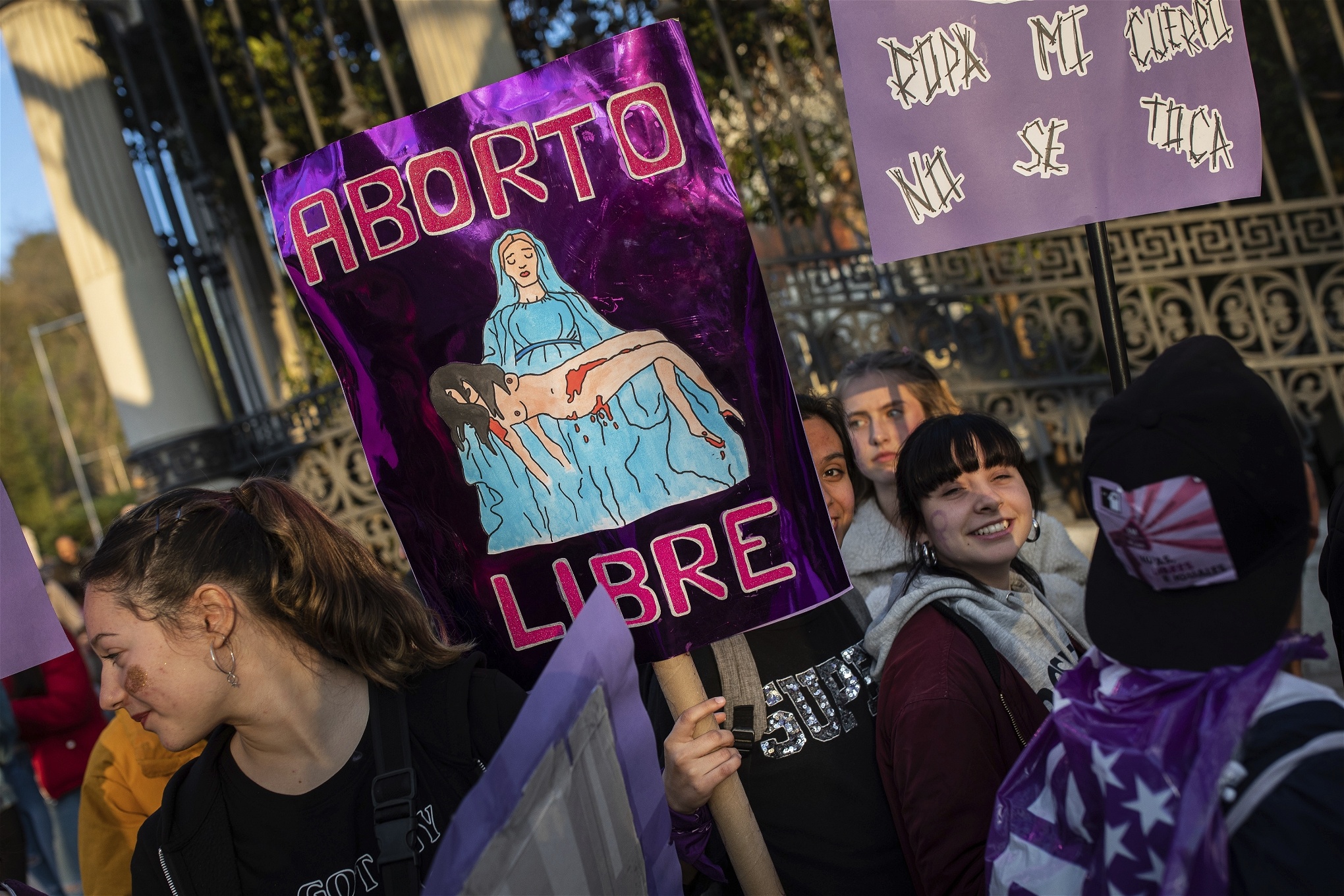 Spanska kvinnor demonstrerar för rätten till fri abort.