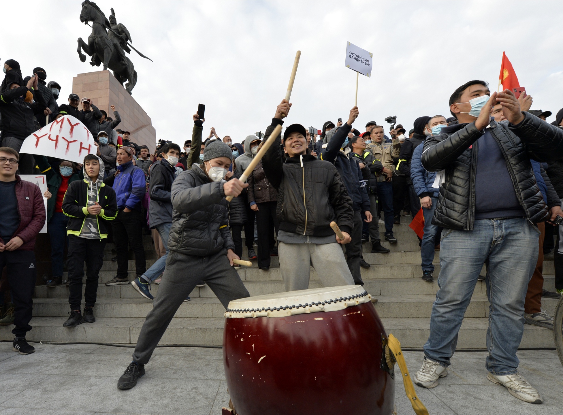 Foto: Vladimir Voronin/TTDemonstranter som stödjer den före detta presidenten Almazbek Atambayev slår på en trumma under en protest på det centrala torget i Bisjkek den 9 oktober.