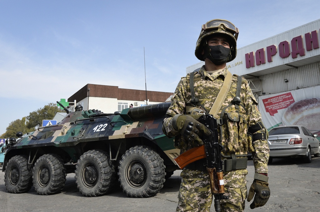Foto: Vladimir Voronin/TTSoldater står vid en checkpoint på en av huvudgatorna i Bisjkek.