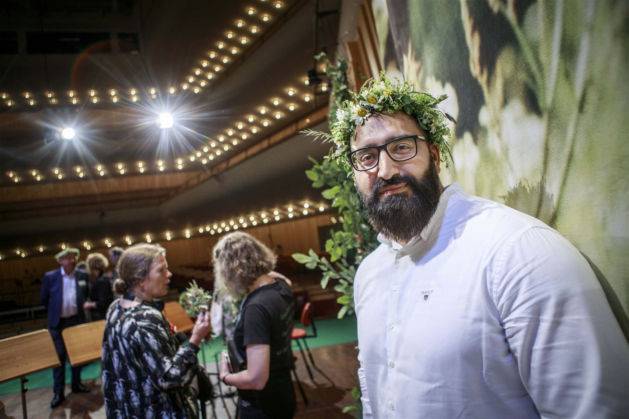 Hamid Zafar med blommor i håret i samband med förra årets sommar i P1