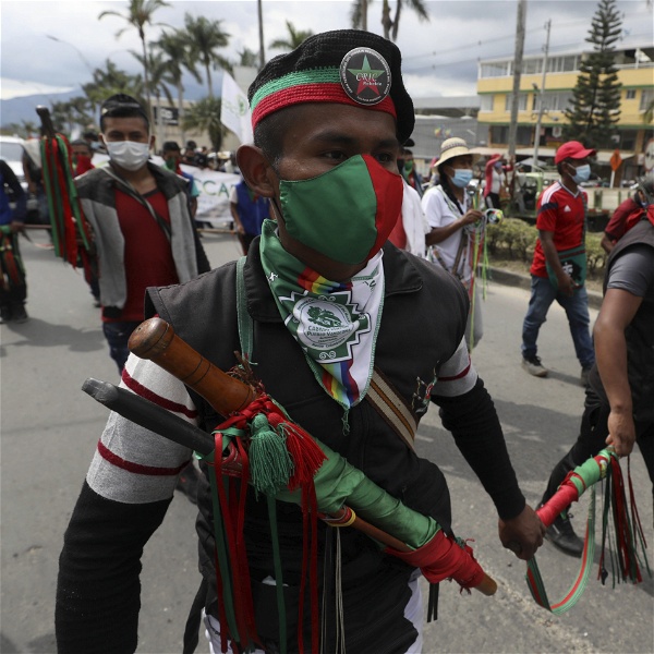 En aktivist ur Colombias många urfolk protesterar mot våldet.