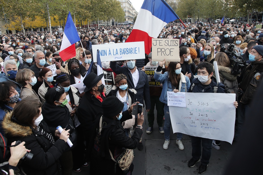 Demonstration mot fredagens mord på en lärare i Paris.