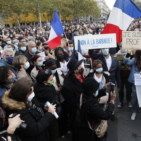 Demonstration mot fredagens mord på en lärare i Paris.