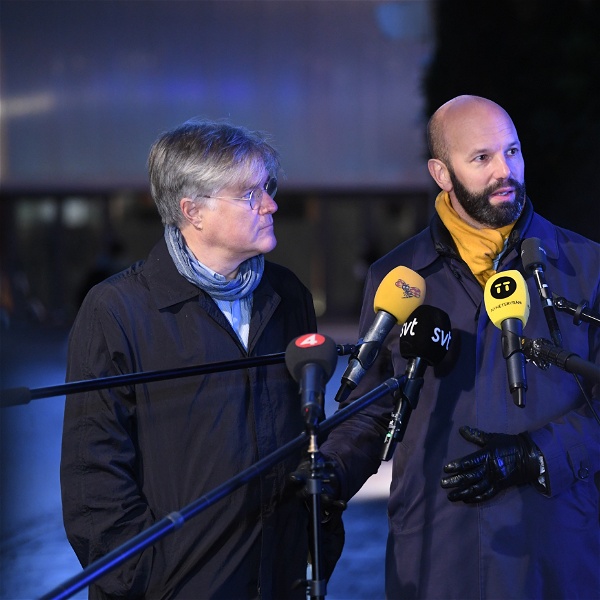 Martin Wästfeldt Unionen och Mattias Dahl vice vd Svenskt Näringsliv med mikrofoner riktade mot sig. Det är kväll och ganska mörkt. Båda har ytterkläder på sig.