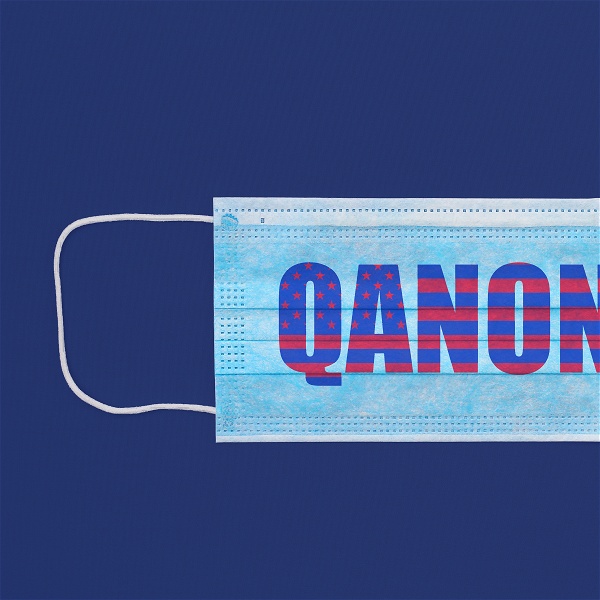Ett munskydd med texten Qanon på, mot mörkblå bakgrund.