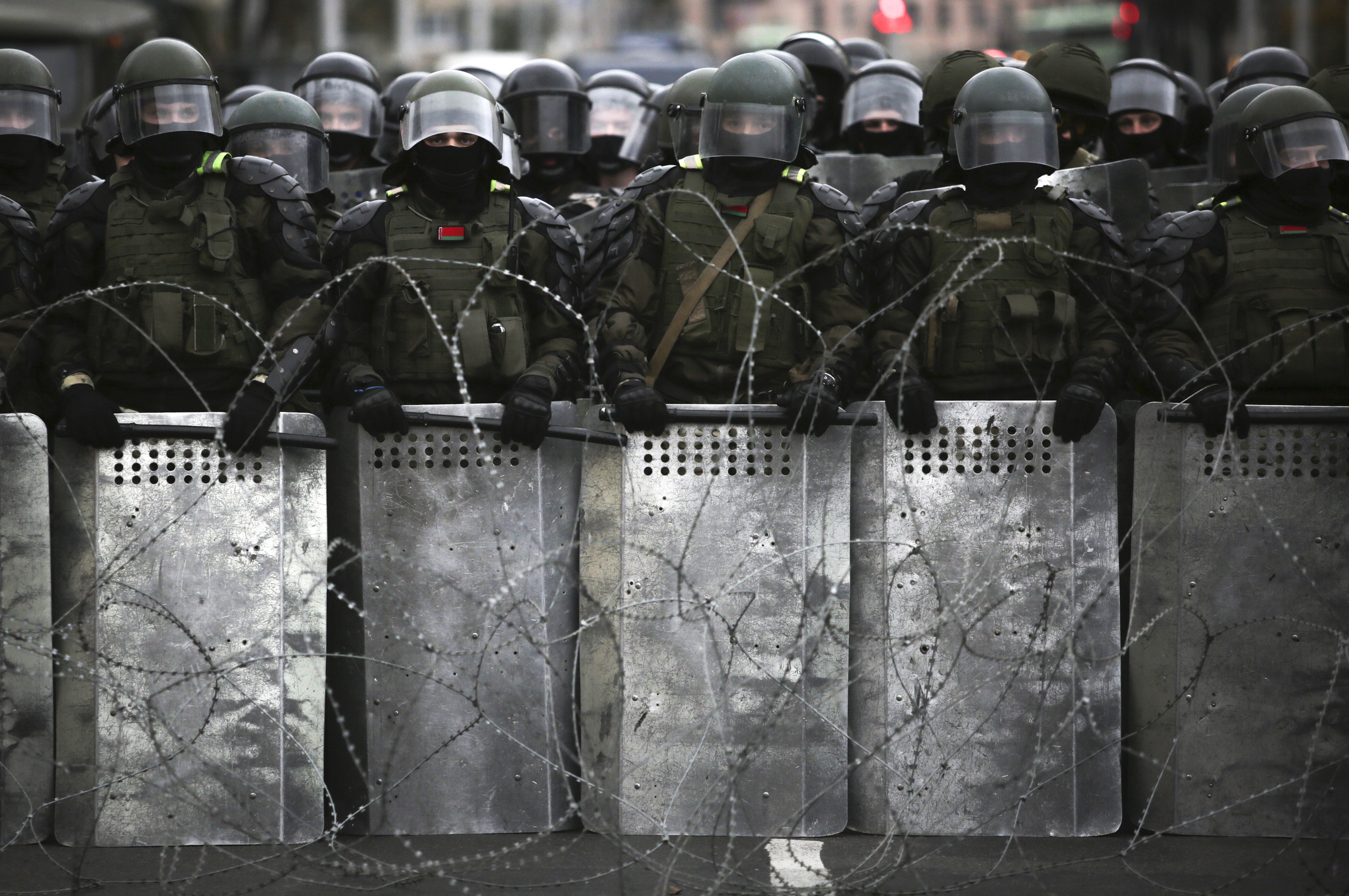 Belarusisk polis blockerar gatorna under söndagens demonstrationer i Minsk. Det var för elfte söndagen i rad som demonstranter slöt upp för att visa sitt motstånd mot den sittande diktatorn. Foto: AP/TT