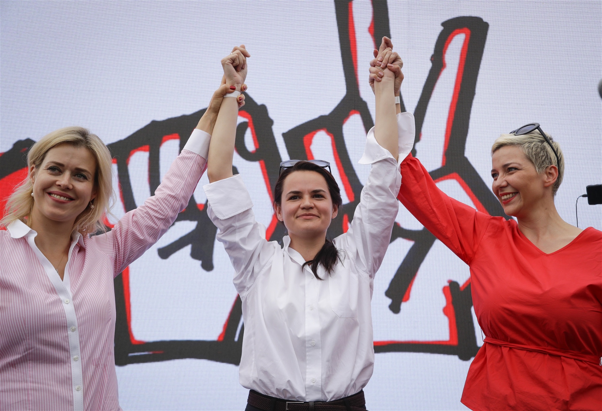 Veronica Tsepkalo tillsammans med Svetlana Tikhanovskaya och Maria Kolesnikova. De tre kvinnorna som stod som opposition i presidentvalet i augusti. Foto: Sergei Grits/AP/TT 