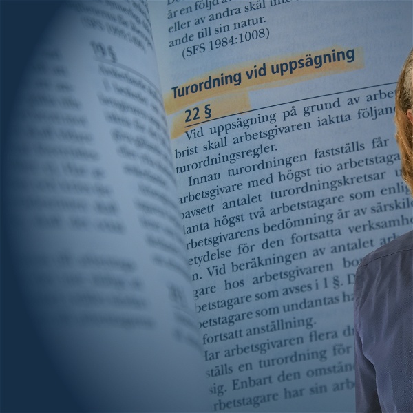 Lagboken uppslagen vid paragrafen för turordning vid uppsägning, samt ett porträtt på Mikael Hansson, arbetsrättsexpert.