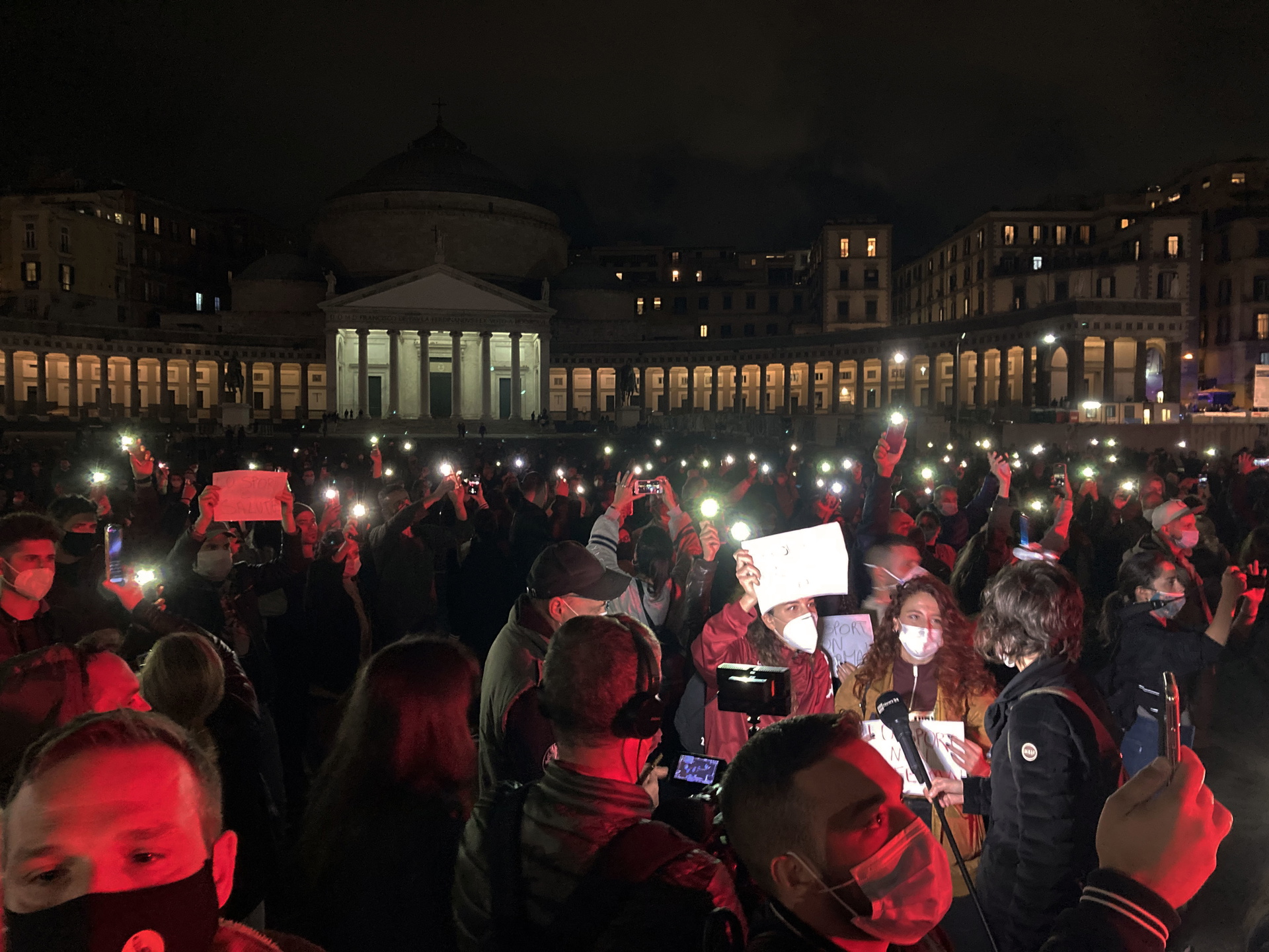 Foto: Julia LindblomTusentals deltog i demonstrationen på Piazza Plebescito måndagen den 26 oktober.