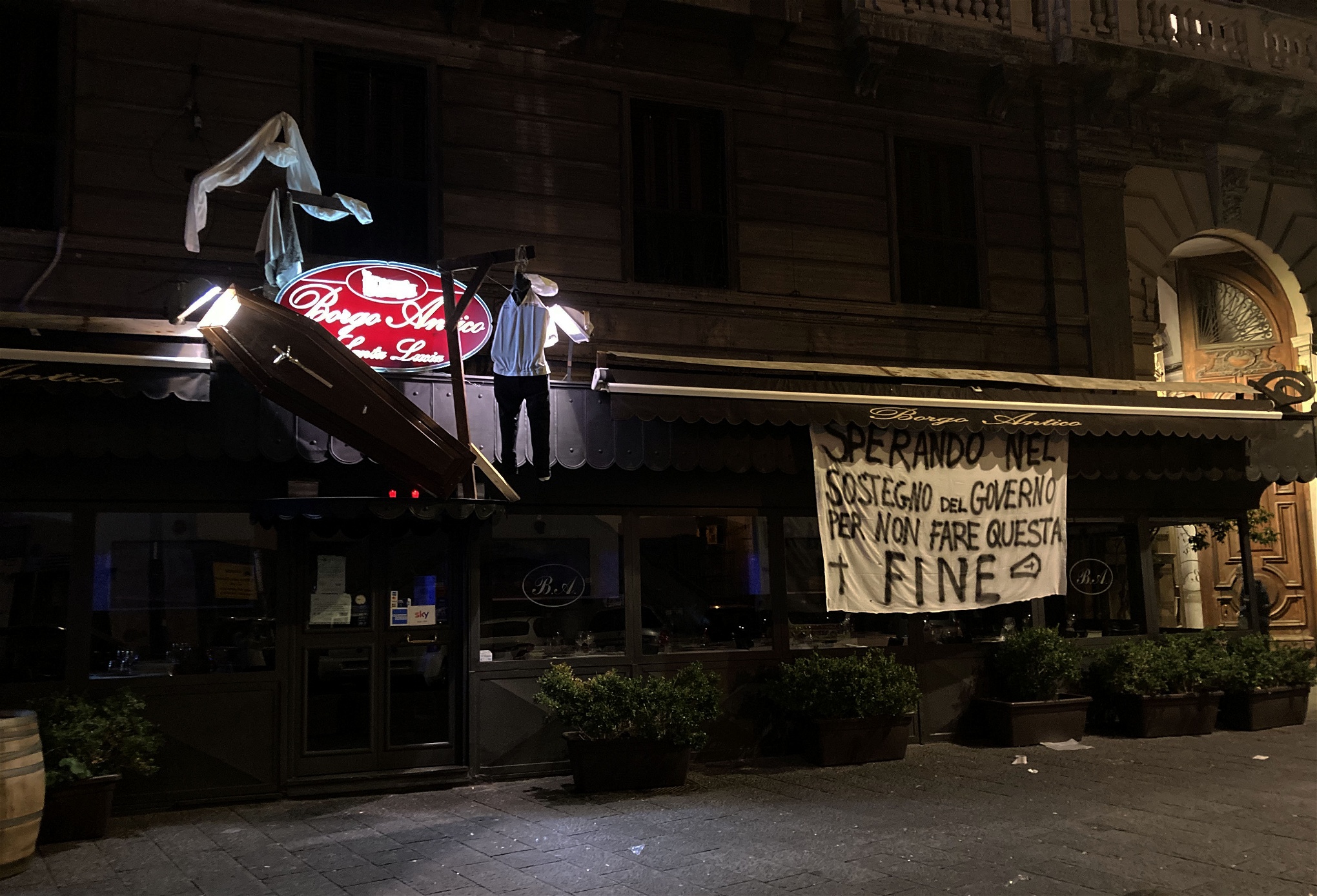 Foto: Julia LindblomMånga restauranger och barer har tvingats stänga igen till följd av coronakrisen i Neapel.