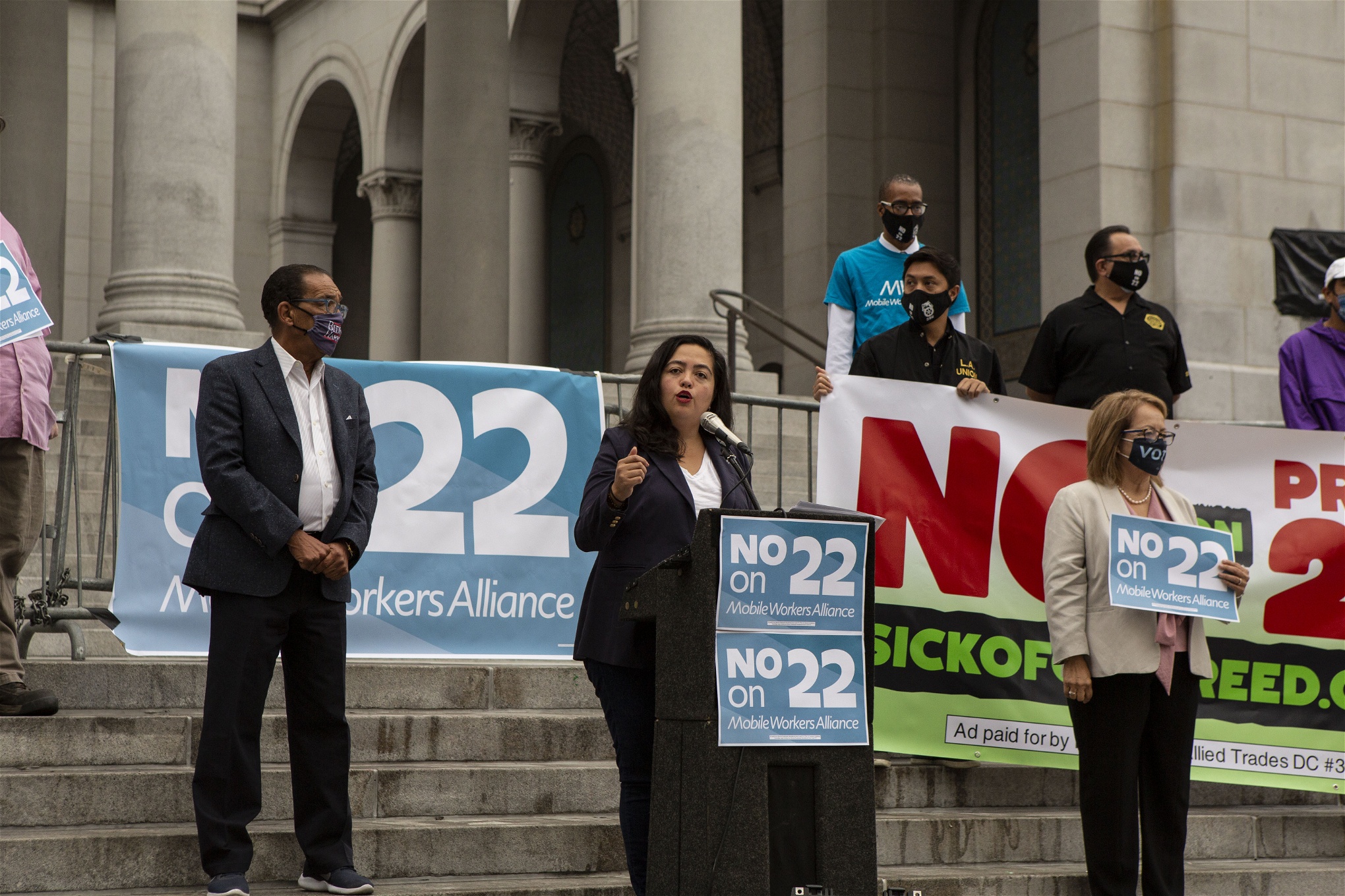 Nury Martinez, ledamot i LA City Council, i talarstolen under demonstrationen mot proposition 22.