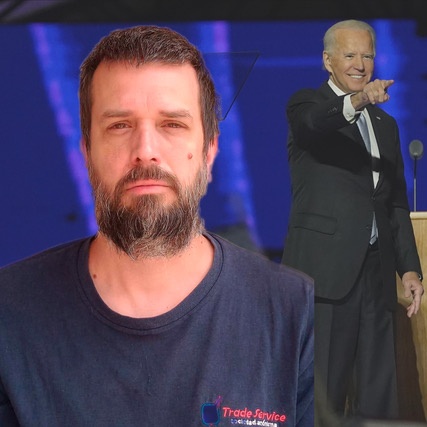 Skribenten Jon Weman inklippt över en bild på en leende Joe Biden på en scen. Han pekar mot publiken.