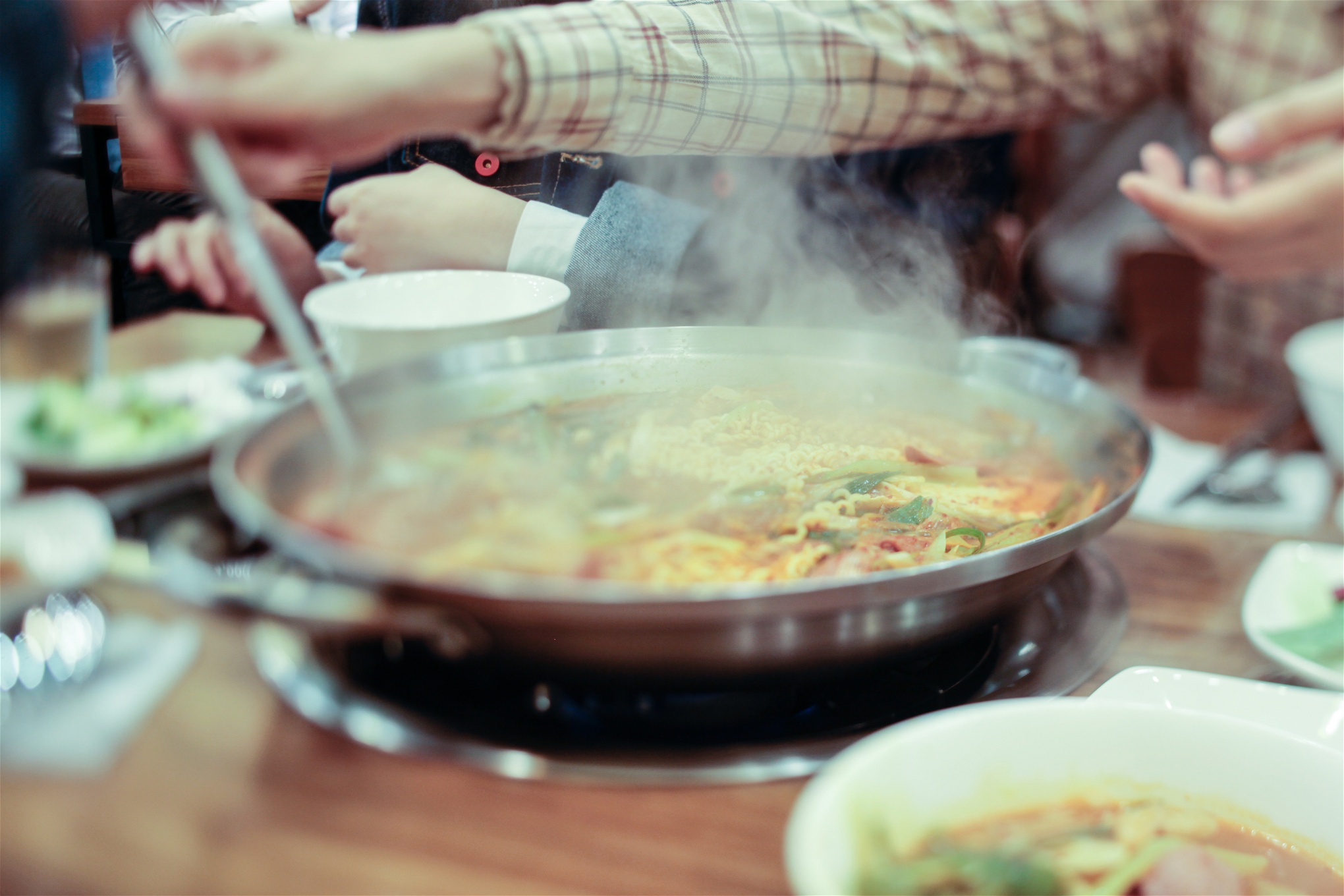 Foto: Simon GateDen koreanska maten: smårätterna, kimchin, de kryddstarka grytorna och riset, är det som fortfarande förenar Nordkorea och Sydkorea.  