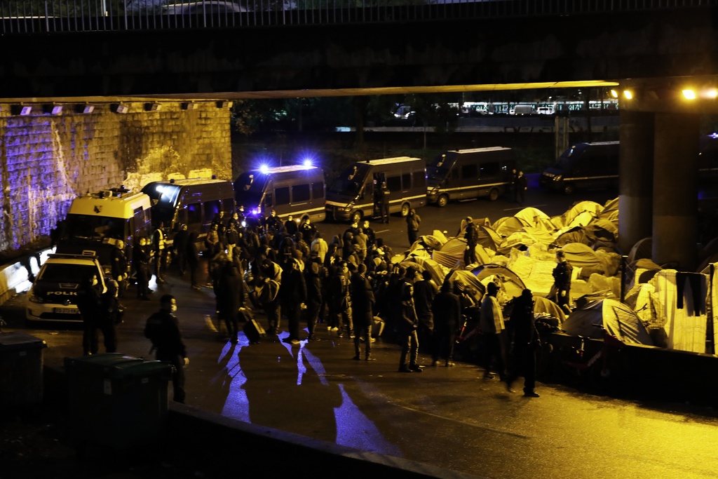 Tältläger Paris Polis Migranter