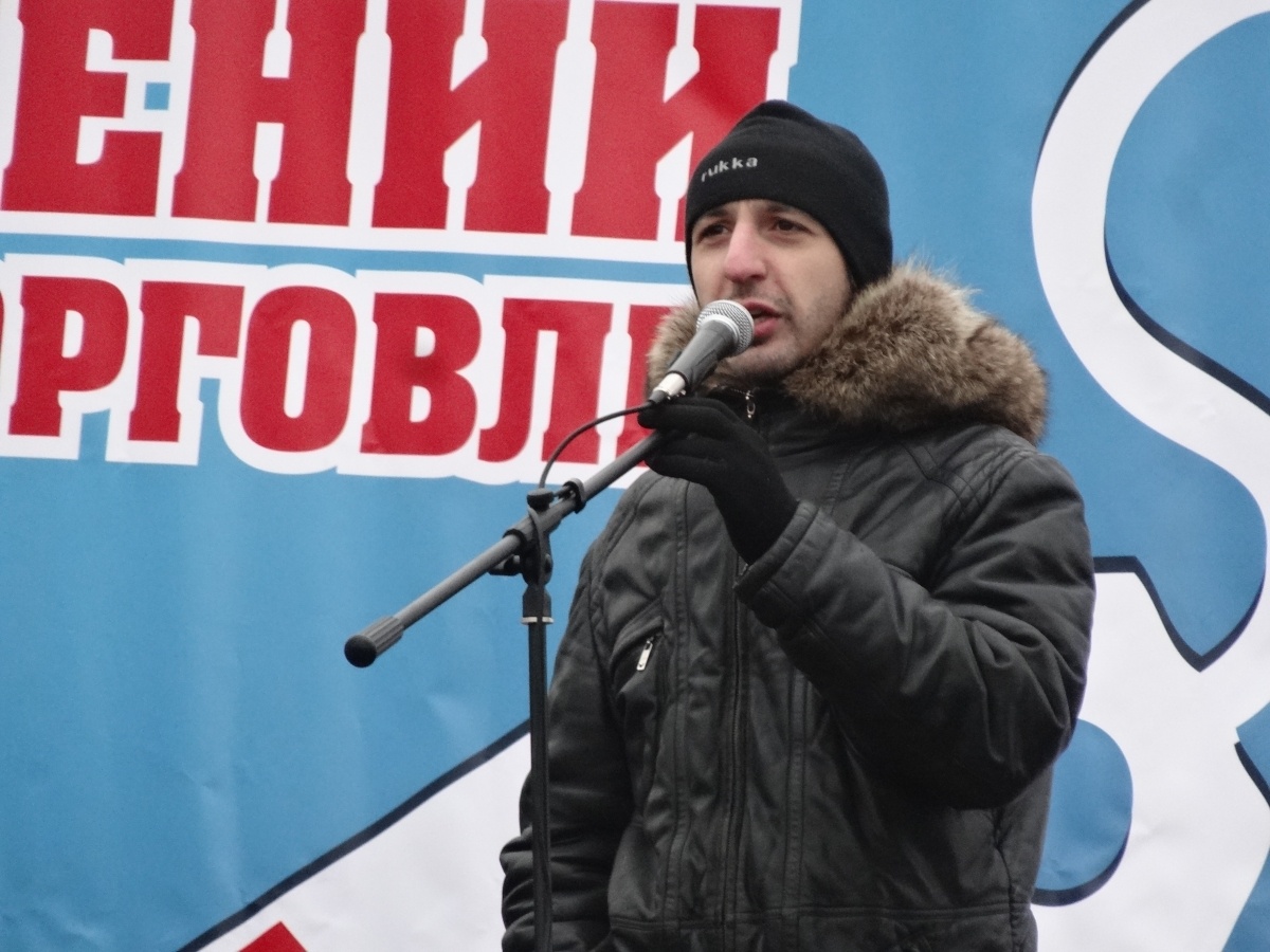 Sarkis Darbinjan jurist på organisationen RosKomSvoboda, håller tal i en mikrofon vid en demonstration.