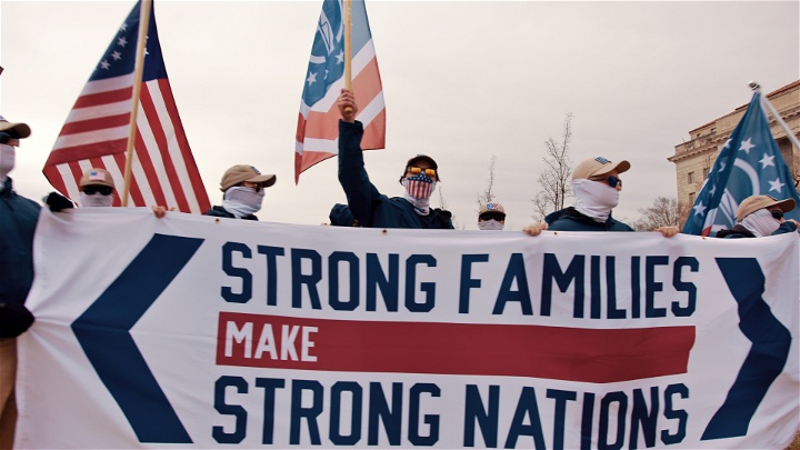 Abortmotståndare med en banderoll där det står Strong familys make strong nation.