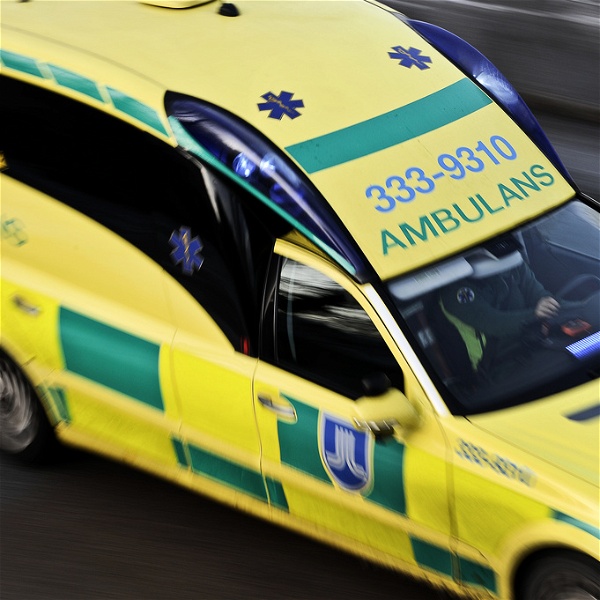 Ambulans körde mannen till sjukhus efter olyckan i Tibro