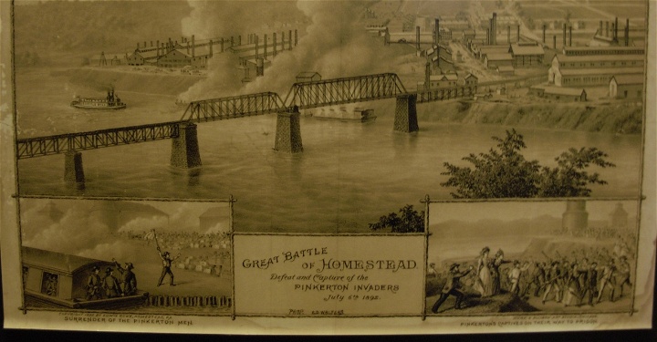 Gammal illustration över staden Homestead. Båtar syns brinna på vattnet. En text lyder The great battle of Homestead.