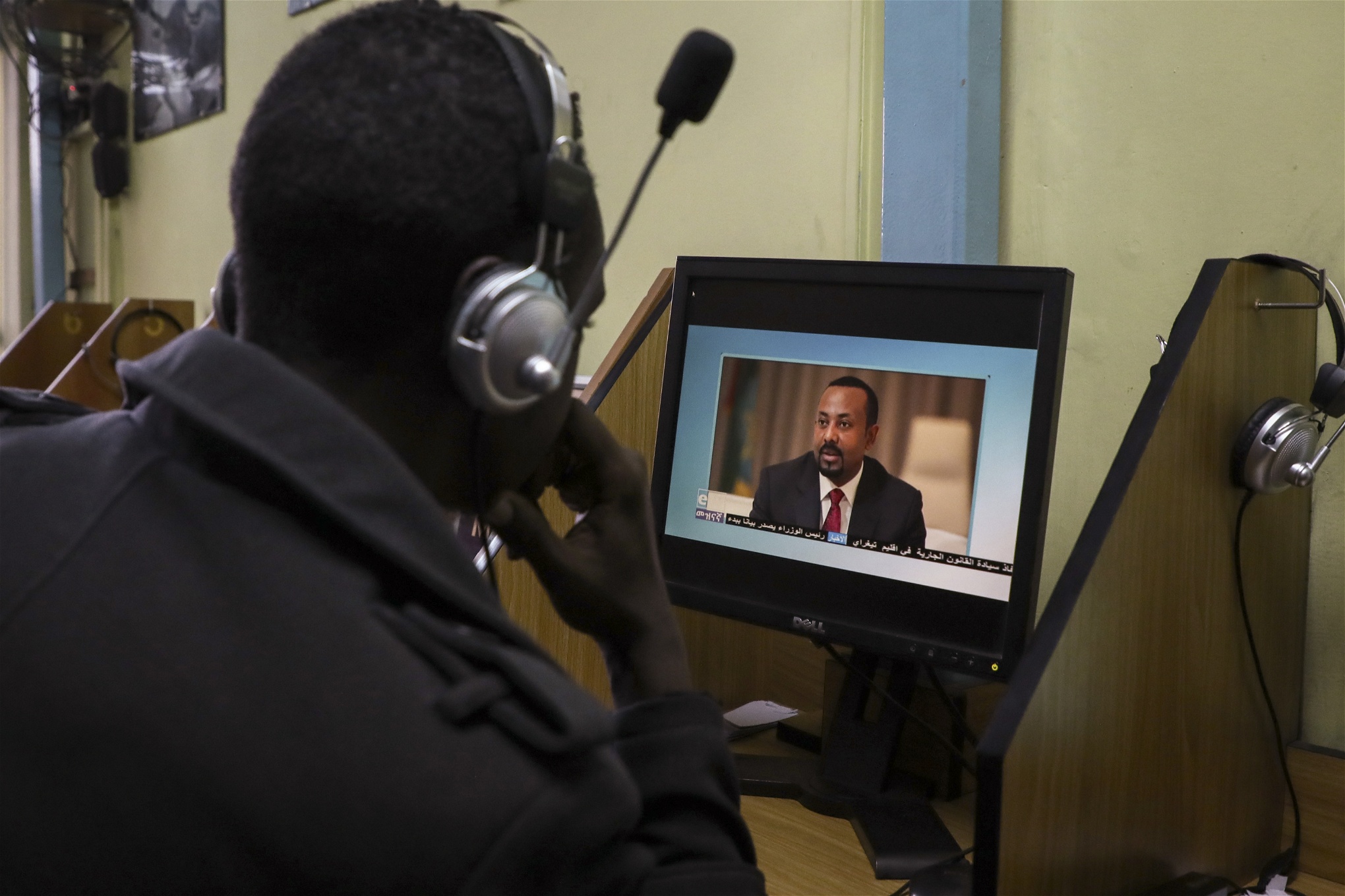 En etiopisk man strömmar en video av premiärministern Abiy Ahmed i ett internetkafé i huvudstaden Addis Abeba. Foto: Samuel Habtab/AP/TT