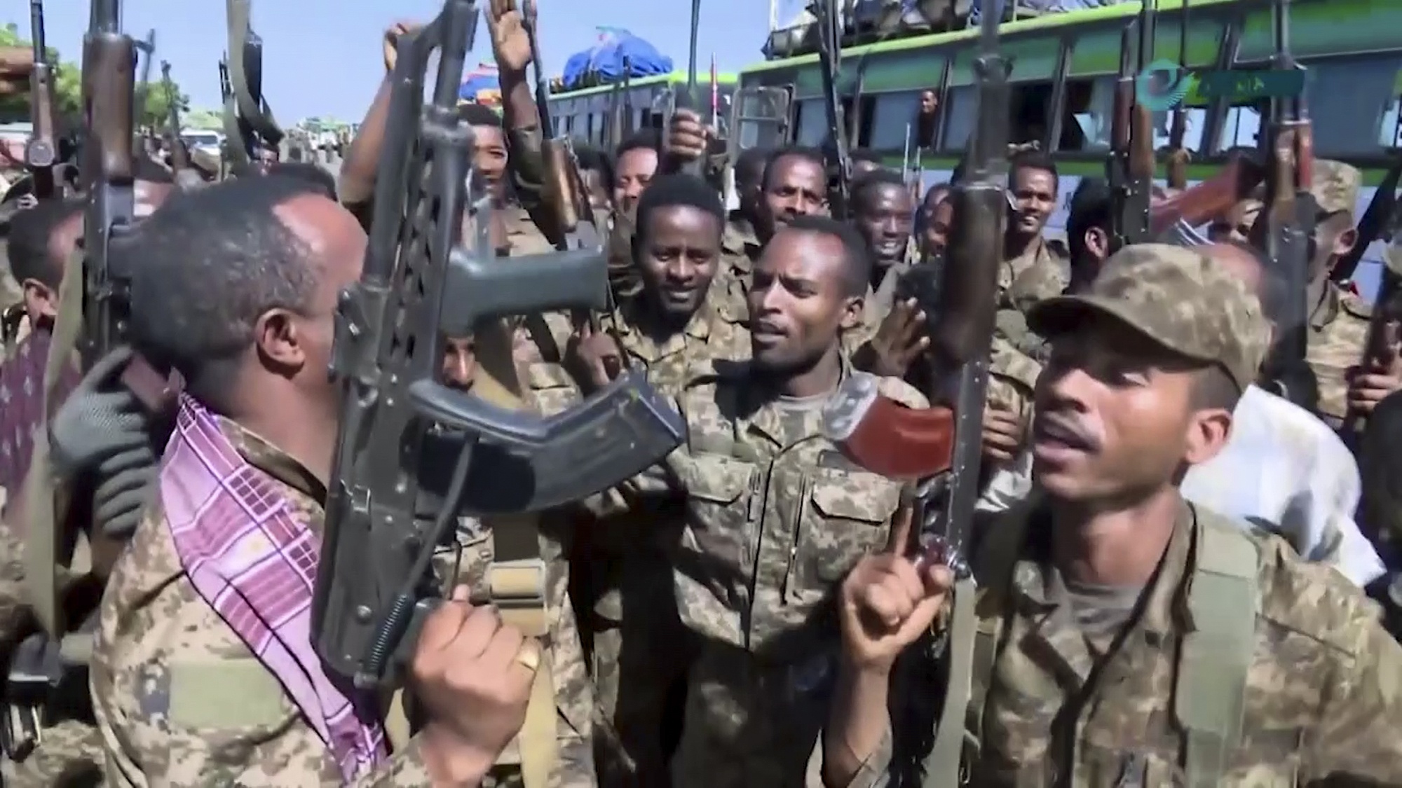 En bild från en video släppt av en statlig nyhetsbyrå som visaretiopisk militär sjunga och dansa framför kameran nära gränsen mellan Tigray och Amhara-regionen.Foto: Ethiopian News Agency via AP/TT