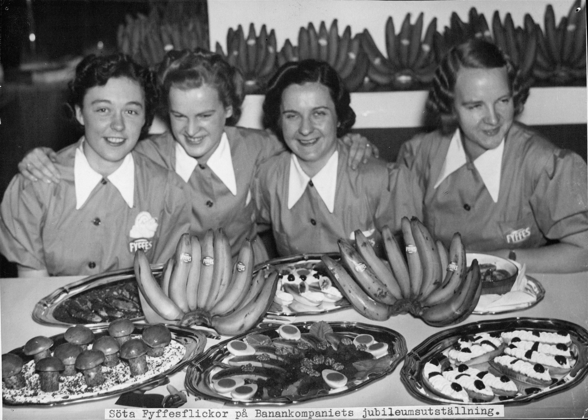 Tre kvinnor med mat och frukt framrör sig på en historisk bild.