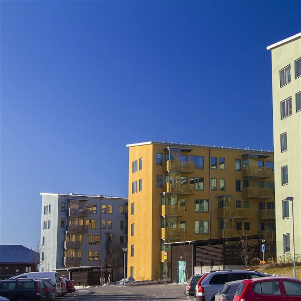 Färgglada sexvåningshus på rad i Märsta.