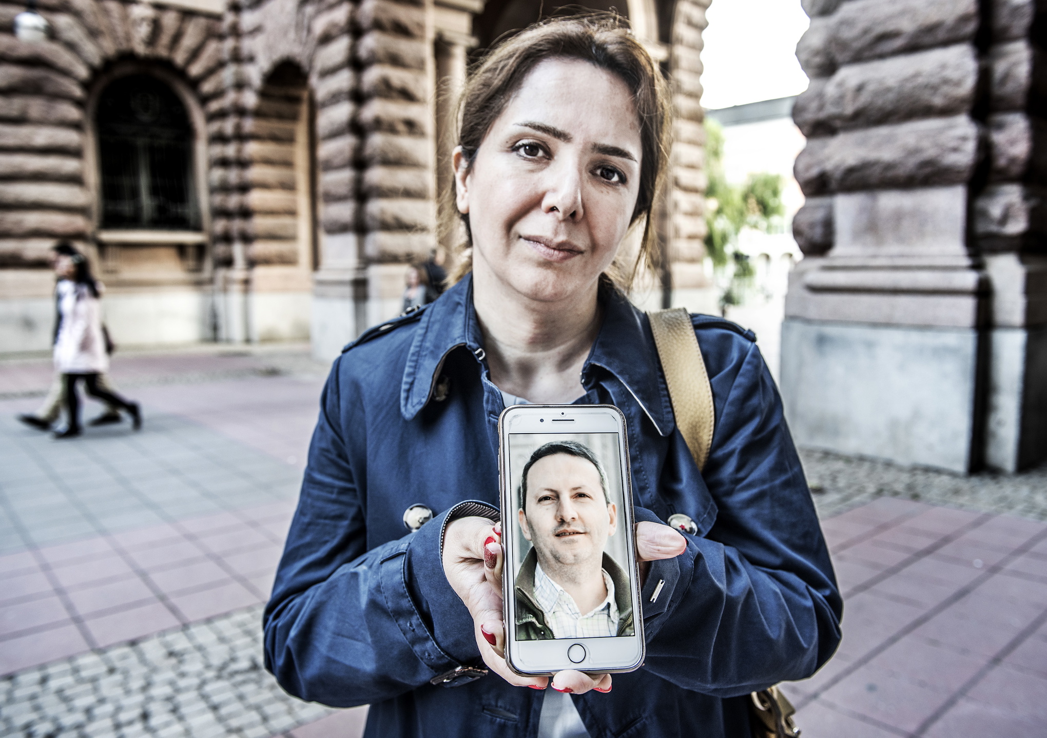 Vida Mehrannia, gift med KI-forskaren Ahmadreza Djalali som sitter fängslad i Iran sedan 18 månader tillbaka, anklagad för spioneri. Här visar hon en bild i sin mobil på sin man. 