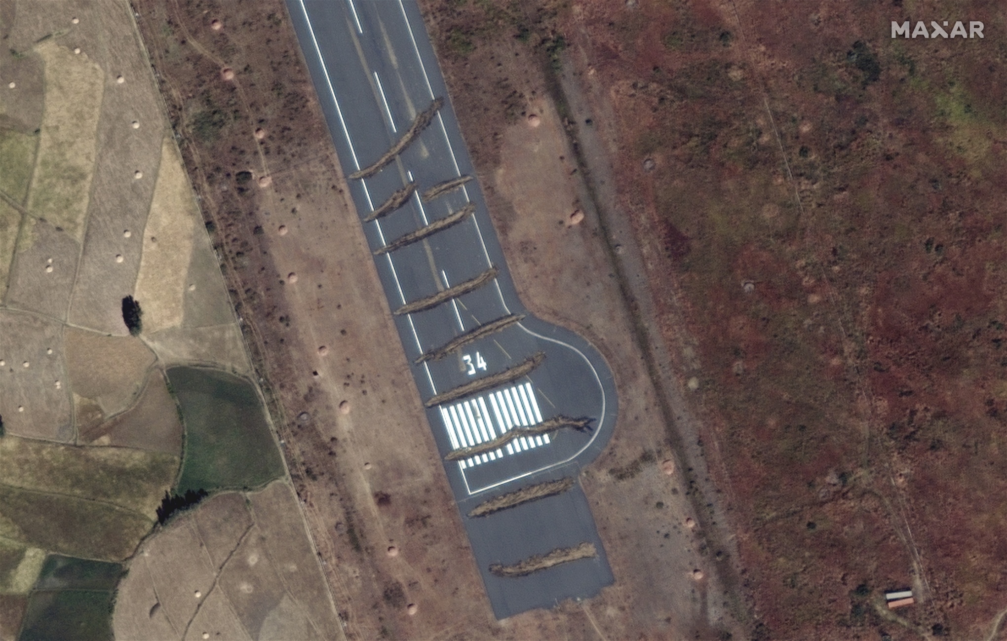En satelitbild som visar stockar som lagts på landningsbanan på Axums flygplats i Tigrayregionen. Foto: Maxar Technologies via AP/TT
