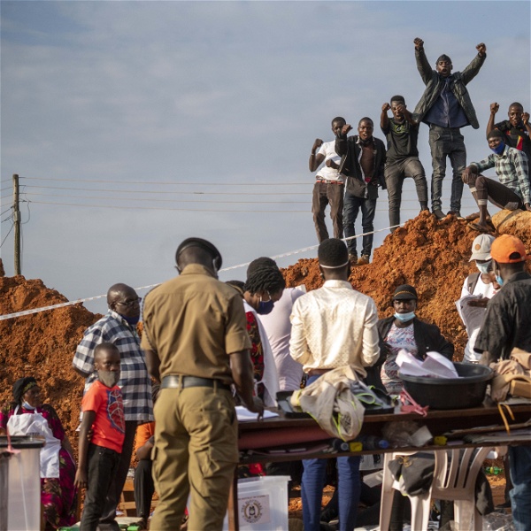 Supportrar till oppositionskandidaten Bobi Wine sträcker upp armarna i luften.