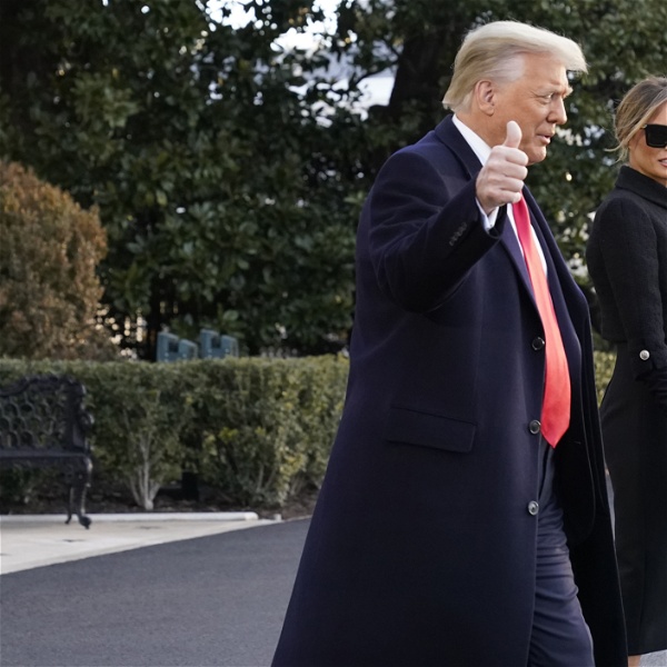 Donald och Melania Trump lämnar vita huset, Trump gör tummen upp mot kameran, Melania har solglasögon.