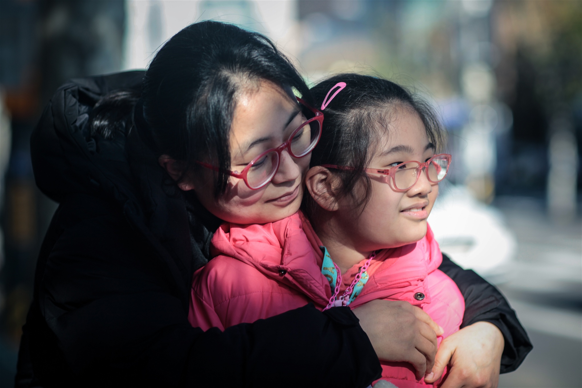 Jeong Su-jin och A-Jeong, 9 år, bor i Seoul. De har båda utsatts för samhällets diskriminering, och kämpar med de ogifta mammornas familjer för rätten att leva utan diskriminering och fördomar.Foto: Simon Gate