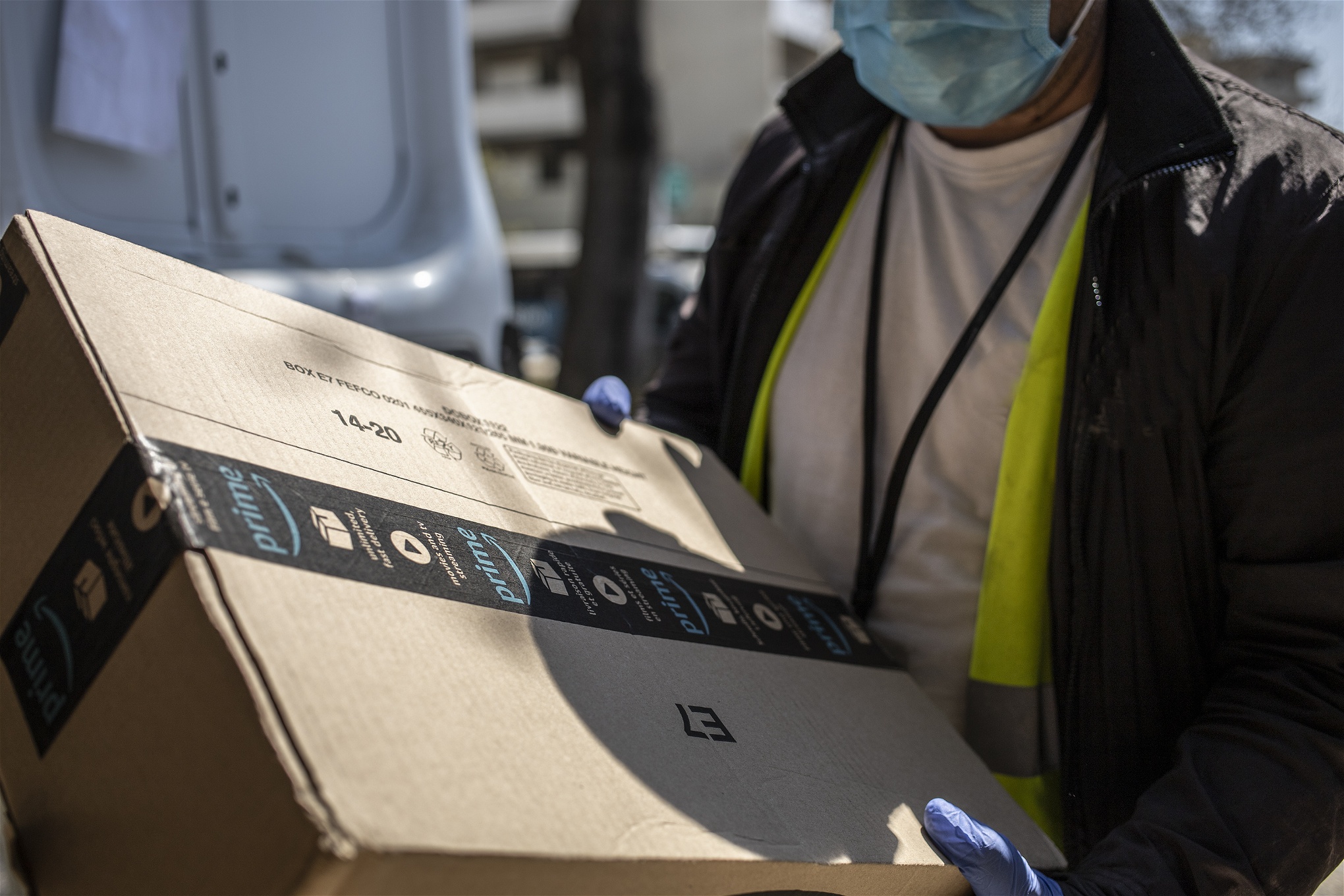 Foto: Valerio NicolosiI Italien anlitar Amazon många mindre transportföretag för att leverera paketen, inom ramen för sitt program “Deliverance Service Provider”. Förarna är ofta anställda på osäkra kontrakt.
