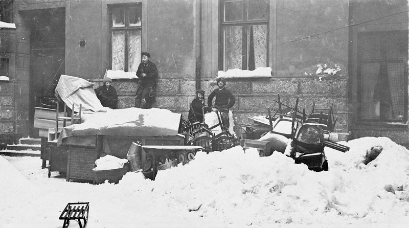 Några barn står vid ett bohag som burits ut i snön efter en vräkning. 