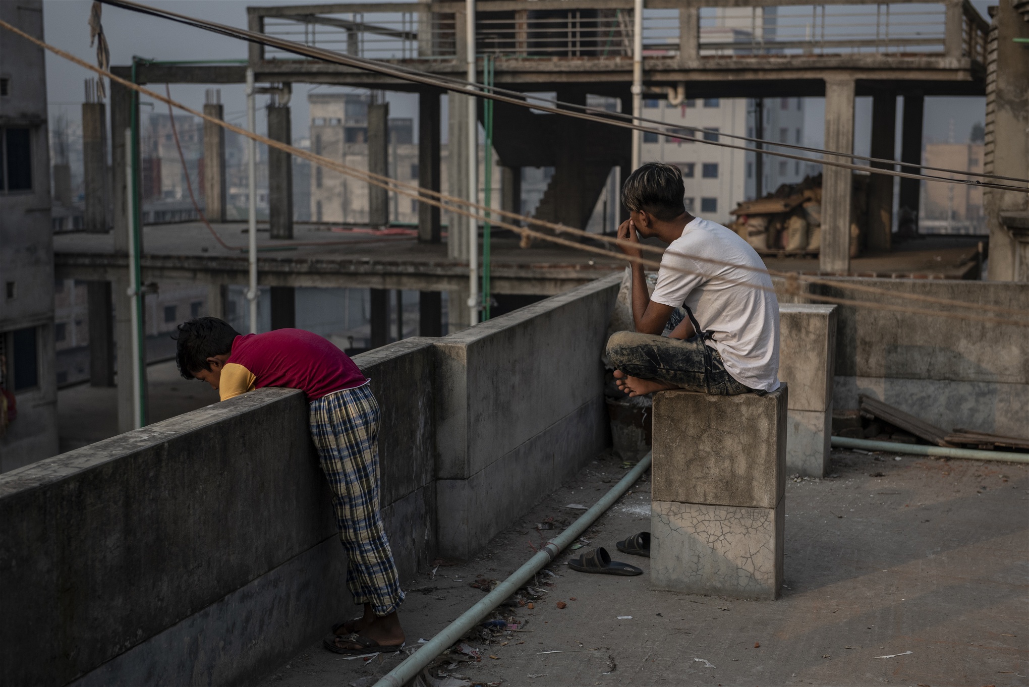 Familjen flyttade från Naria till ett tak i Dhakas nybyggda Dhakasödra förorter. På grund av en massiv inflyttning så byggs det konstant. Foto: Troy Enekvist