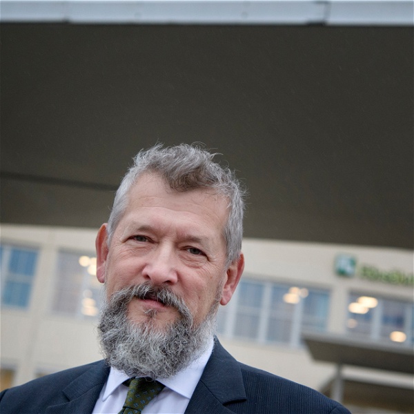 Försäkringskassans generaldirektör Nils Öberg framför myndighetens huvudkontor i Stockholm