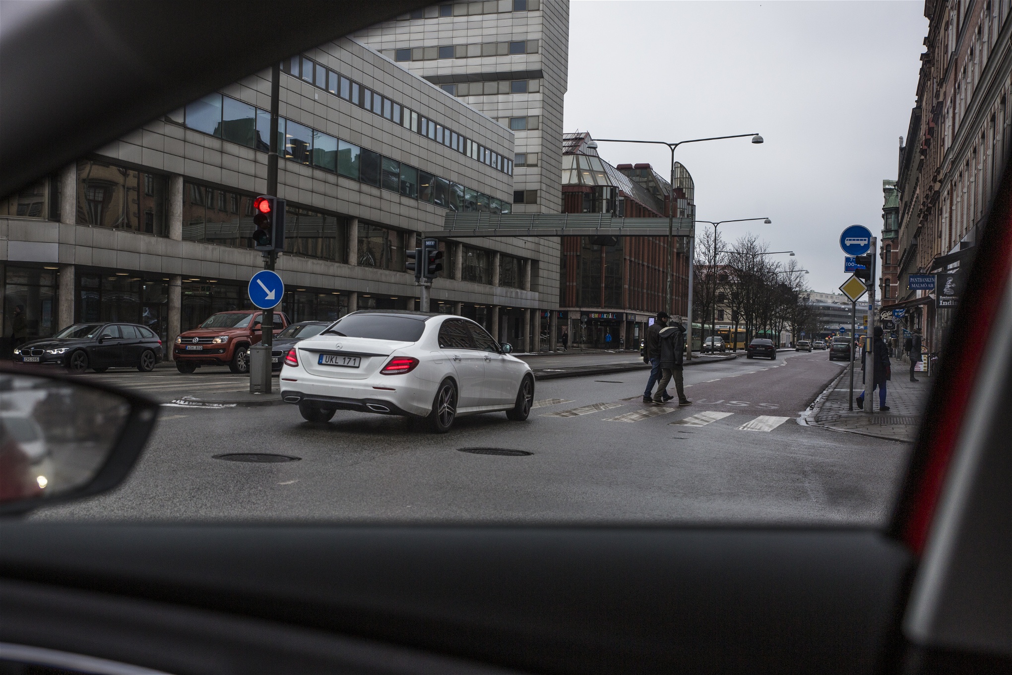 Gatuvy i Malmö, fotograferad genom sidorutan på en bil. 