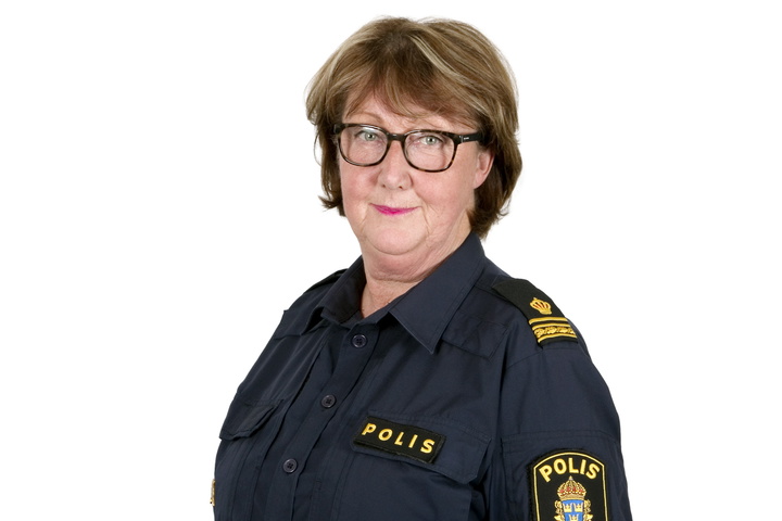 Ewa-Gun Westford i polisuniform mot vit bakgrund. 