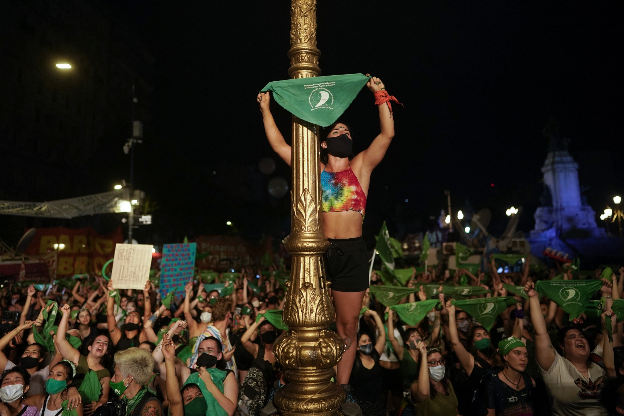 Tisdagen den 30 december 2020 legaliserades abort i Argentina. Mobiliseringen för rätten till abort och den ”gröna kampanjen” med den gröna sjalen som symbol har pågått i många år och över 700 organisationer var involverade i kampanjen. Foto: Victor Caivano/TT