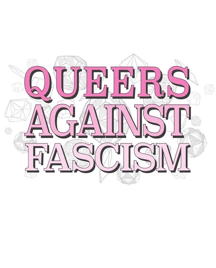 Queers Against Fascisms logga I rosa på vitt