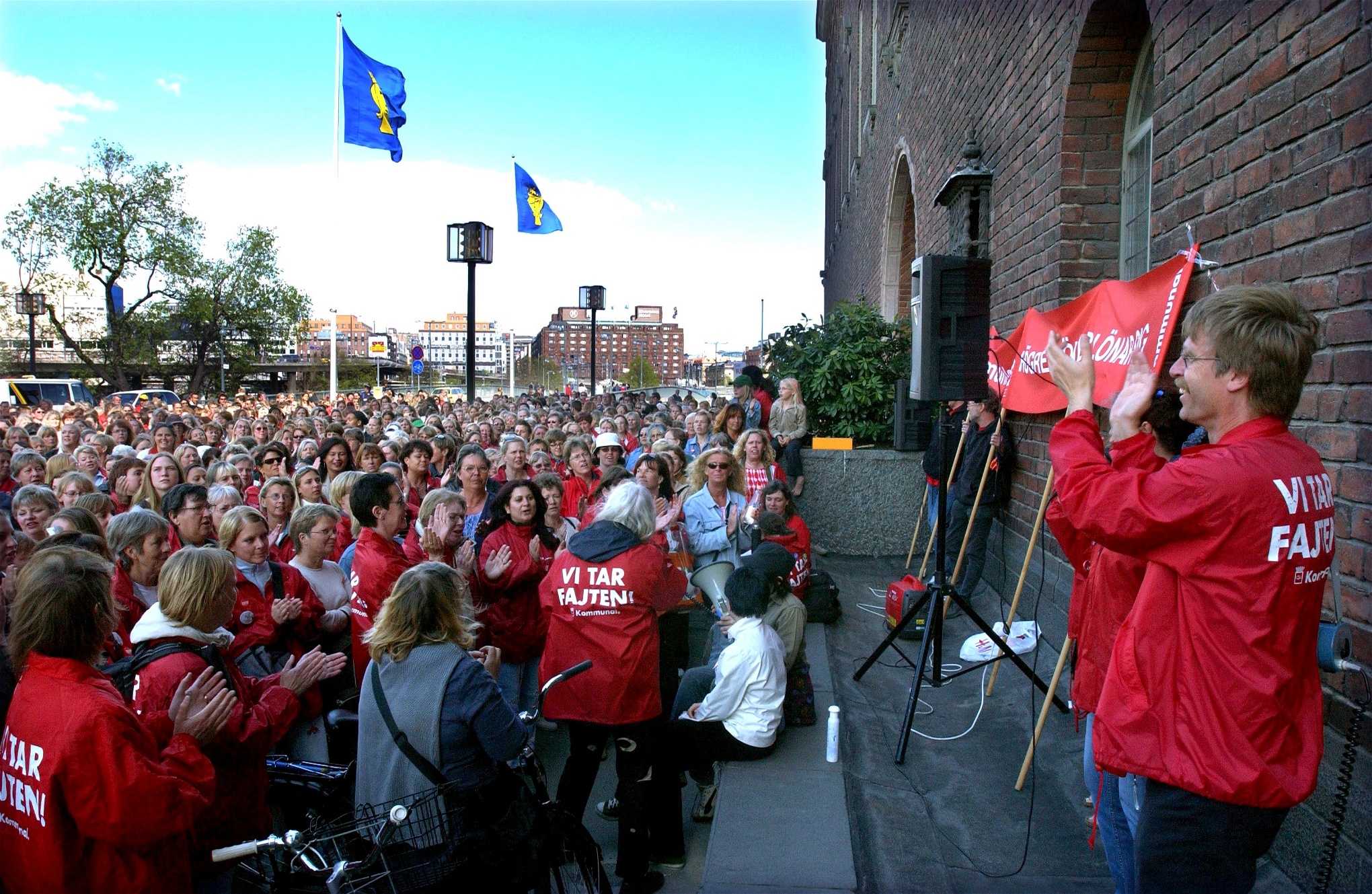 Kommunalmedlemmar i röda jackor samlade utanför stadshuset i Stockholm, under strejken 2003.