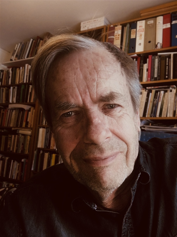 Göran Dahl, professor emeritus i Sociologi i sitt arbetsrum