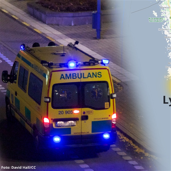 Ambulans med blinkande lampor och en karta där Lysekil är utmärkt.