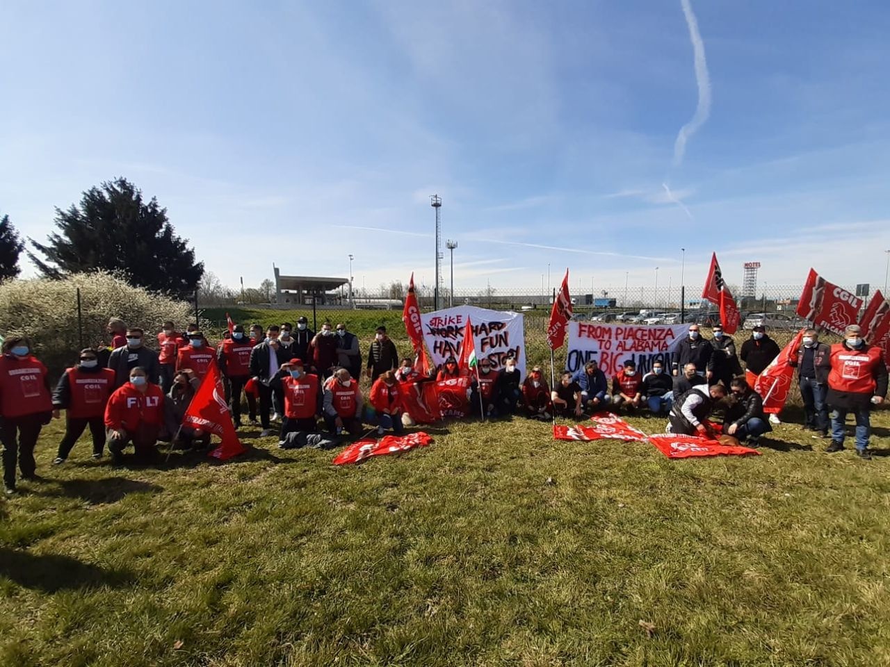 Foto: CGILDe strejkande arbetarna i Piacenza skickade en solidaritetshälsning till Amazons lagerarbetare i Alabama i USA, som just nu röstar för rätten till facklig organisering.