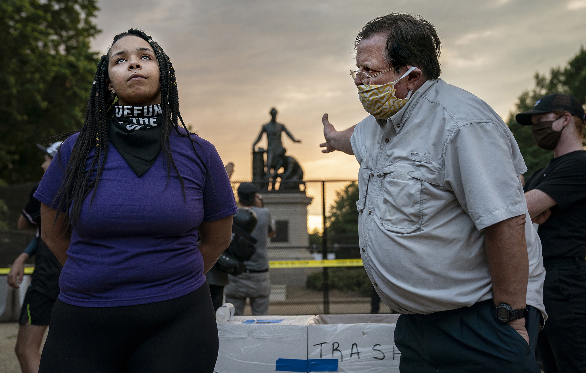 En vit man argumenterar med en afroamerikansk kvinna framför en Lincolnstaty.